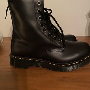 New without tags Black size 7 DR MARTENS 1460 SERENA ATLAS.